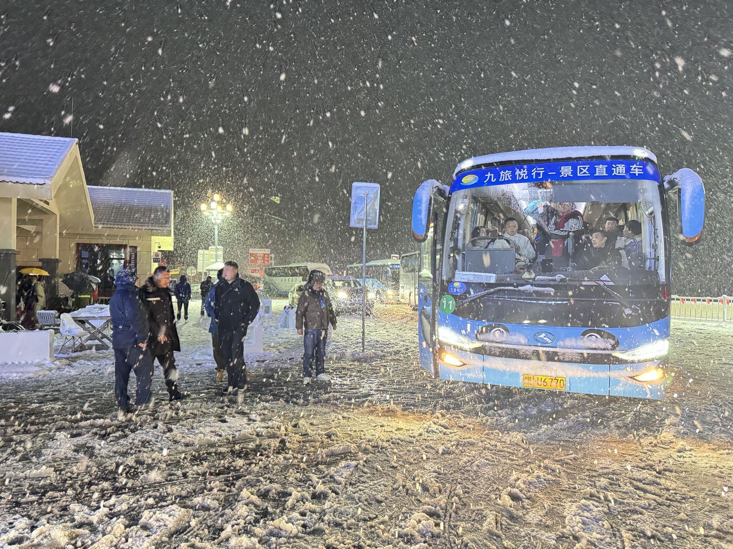 凜冬風(fēng)雪中的溫暖守候——九旅悅行景區(qū)直通車以行動(dòng)書寫責(zé)任與擔(dān)當(dāng)